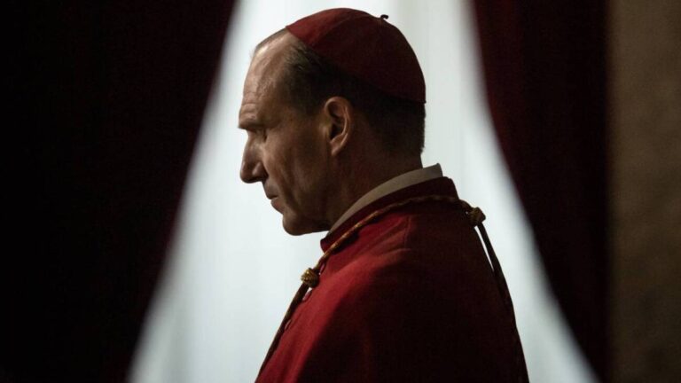 Confira a crítica do filme "Conclave", suspense de 2025 com Ralph Fiennes que está disponível para assistir no Prime Video