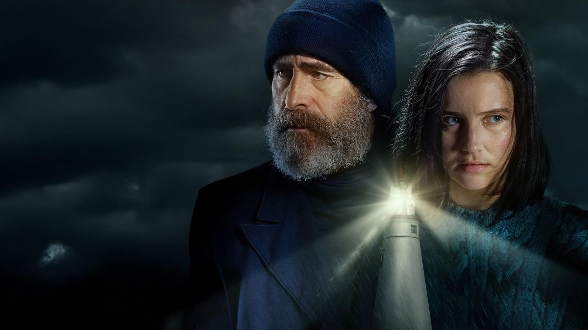 Confira a crítica do filme "Criaturas do Farol", suspense de 2025 com Demián Bichir, disponível para assistir na Max