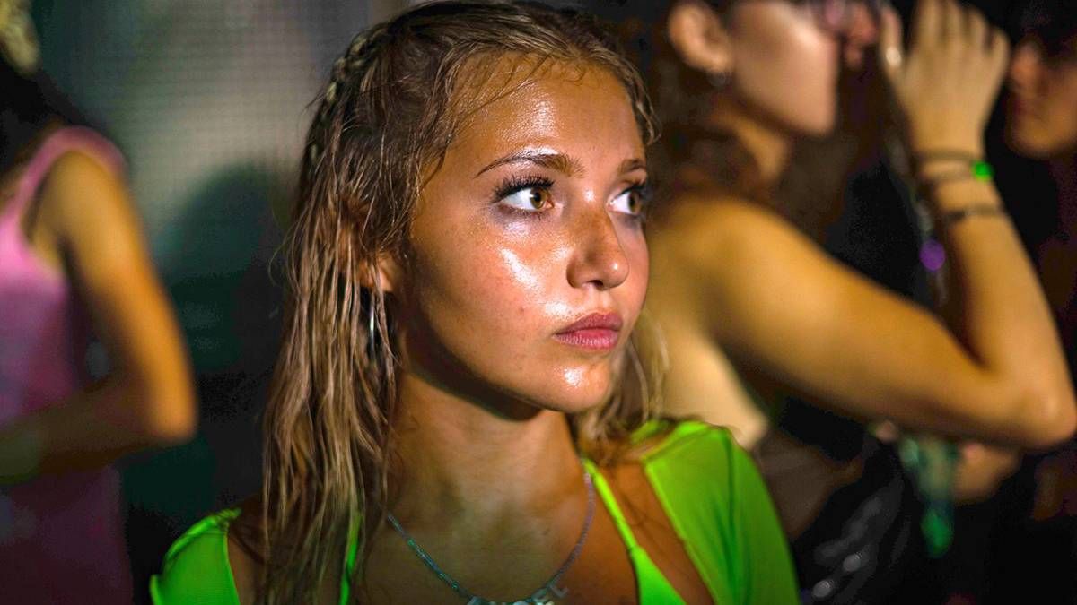 Confira a crítica do filme "How to Have Sex", drama adolescente de 2023 disponível para assistir no catálogo da Max.