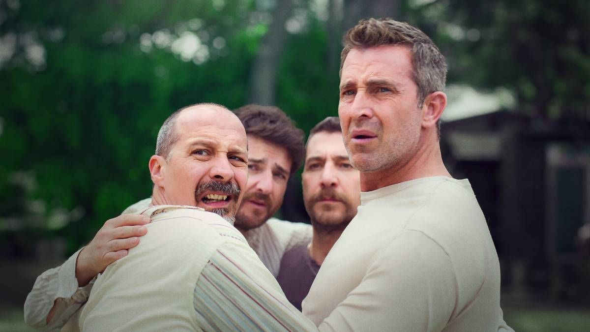 Confira a crítica da temporada 3 de "Machos Alfa", série de comédia espanhola de 2025 disponível para assistir na Netflix.