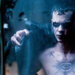 Confira a crítica do filme "O Corvo", ação de 2024 com Bill Skarsgård disponível para assistir no catálogo do Telecine.