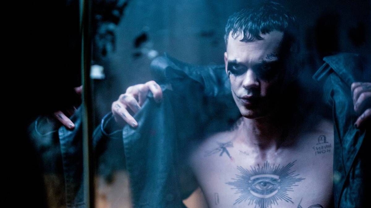 Confira a crítica do filme "O Corvo", ação de 2024 com Bill Skarsgård disponível para assistir no catálogo do Telecine.