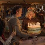 Confira a crítica do filme "Aqui", drama de 2025 de Robert Zemeckis com Tom Hanks e Robin Wright disponível para assistir nos cinemas