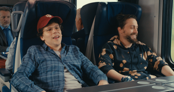 Cena do filme A Verdadeira Dor com David (Jesse Eisenberg) e Benji (Kieran Culkin)