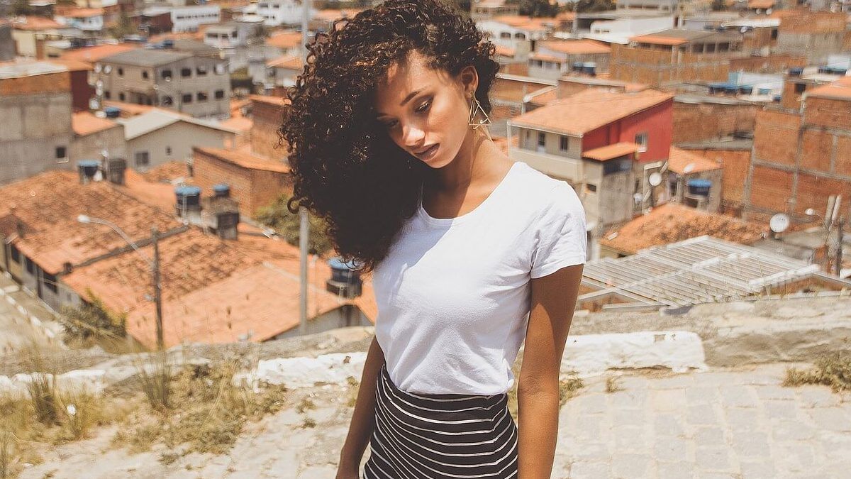 cena de mulher em favela