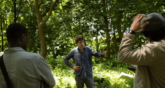Jesse Eisenberg dirigindo uma cena durante as gravações do filme A Verdadeira Dor
