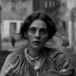 Confira a crítica do filme "A Garota da Agulha", drama de 2024 indicado ao Oscar 2025 disponível para assistir na Mubi