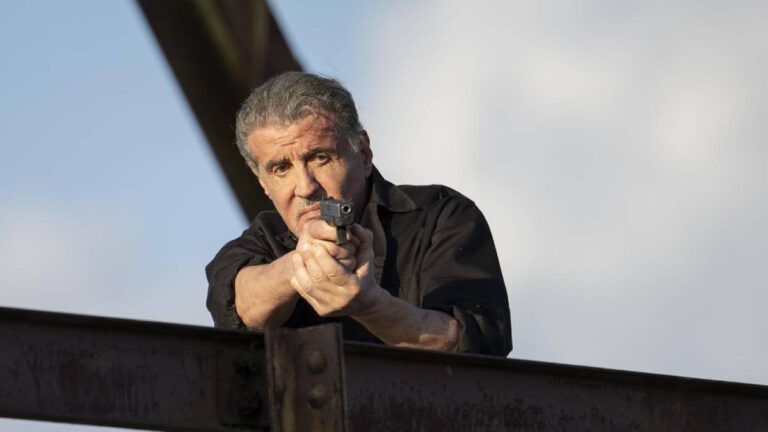 Confira a crítica de "Blindado", filme de ação com Sylvester Stallone que estreia em 06 de fevereiro de 2025 nos cinemas.