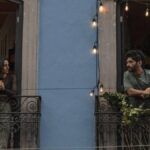 Confira a crítica da série "Entre Paredes", comédia romântica mexicana de 2025 disponível para assistir no Disney+.