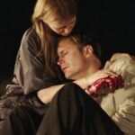 Confira a crítica do filme "Piscina Infinita", terror de 2018 com Alexander Skarsgård e Mia Goth disponível para assistir na Netflix.