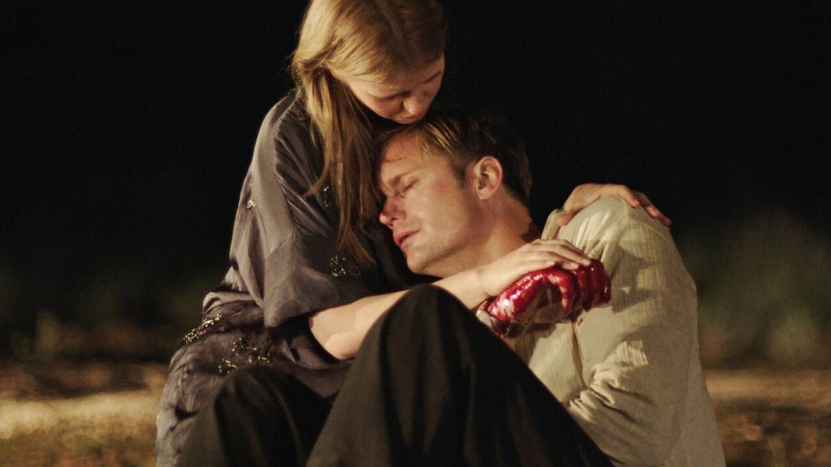 Confira a crítica do filme "Piscina Infinita", terror de 2018 com Alexander Skarsgård e Mia Goth disponível para assistir na Netflix.