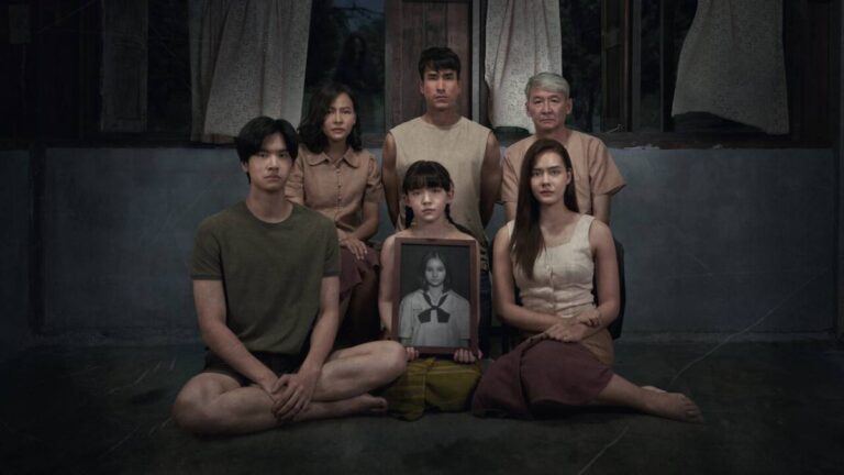 Confira a crítica do filme "Quando a Morte Sussurra 2", continuação de 2024 do terror tailandês disponível para assistir na Netflix.