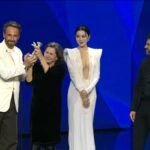 O filme brasileiro "O Último Azul", dirigido por Gabriel Mascaro e estrelado por Rodrigo Santoro, foi premiado no Festival de Berlim 2025.