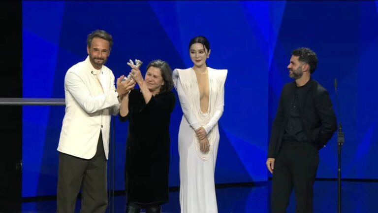 O filme brasileiro "O Último Azul", dirigido por Gabriel Mascaro e estrelado por Rodrigo Santoro, foi premiado no Festival de Berlim 2025.