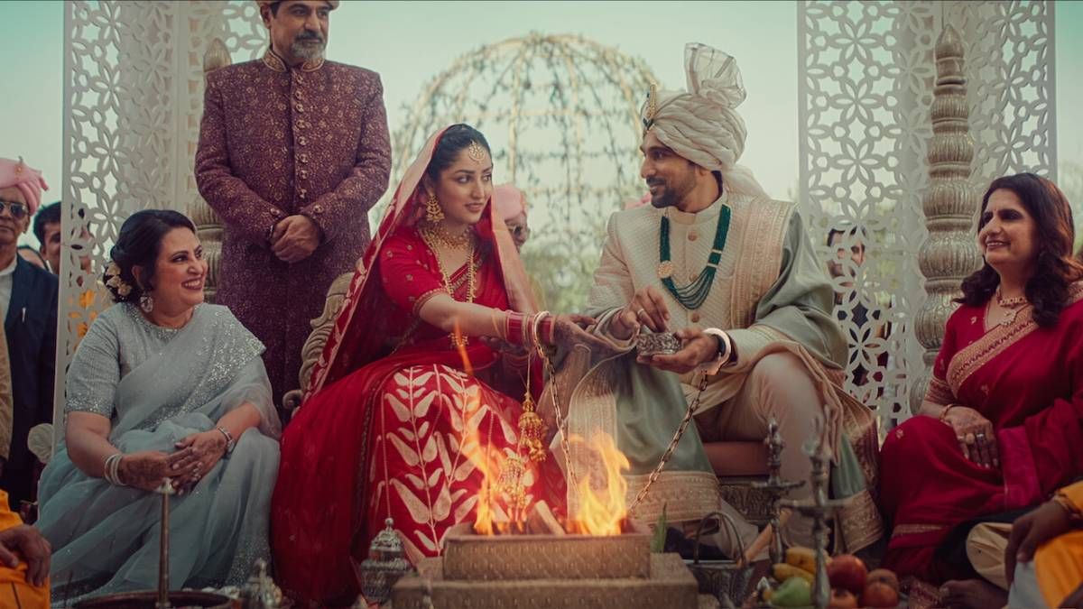 Confira a crítica do filme "Viva os Noivos!", comédia de ação indiana de 2025 disponível para assistir na Netflix