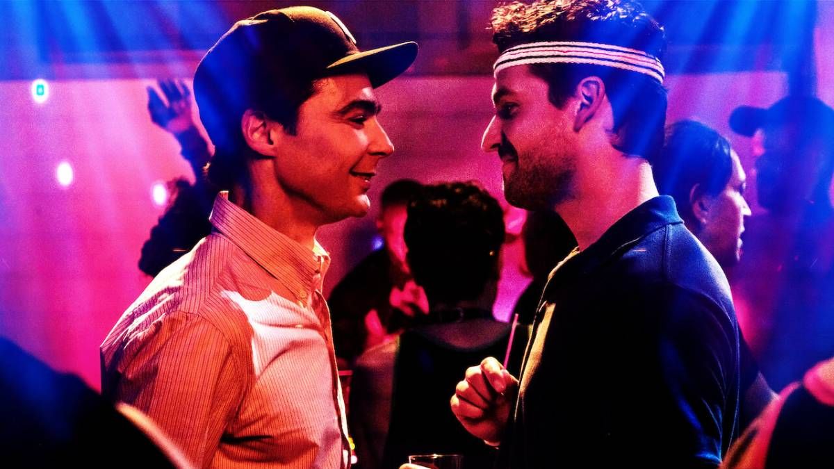 Confira a crítica do filme "Alerta de Spoiler", drama de 2022 com Jim Parsons disponível para assistir na Netflix