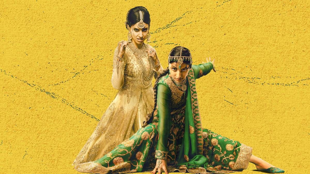 Confira a crítica do filme "Belas e Recatadas", comédia de ação britânica de 2023 disponível para assistir na Netflix