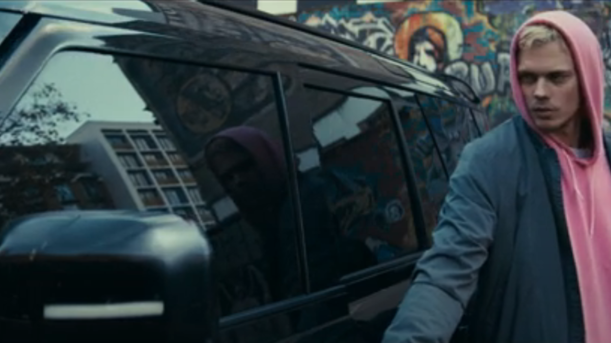 Bill Skarsgård cai em armadilha MORTAL de Anthony Hopkins no primeiro trailer do thriller ‘Confinado’ ASSISTA!