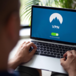 Como assistir Netflix com VPN Aprenda a usar a ferramenta e veja filmes e séries no exterior