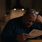 Conheça a BIZARRA história real por trás do documentário ‘Mamãe Golpista’, da Netflix