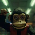 Confira a crítica do filme "O Macaco", terror com Elijah Wood e Tatiana Maslany de 2025 em cartaz nos cinemas