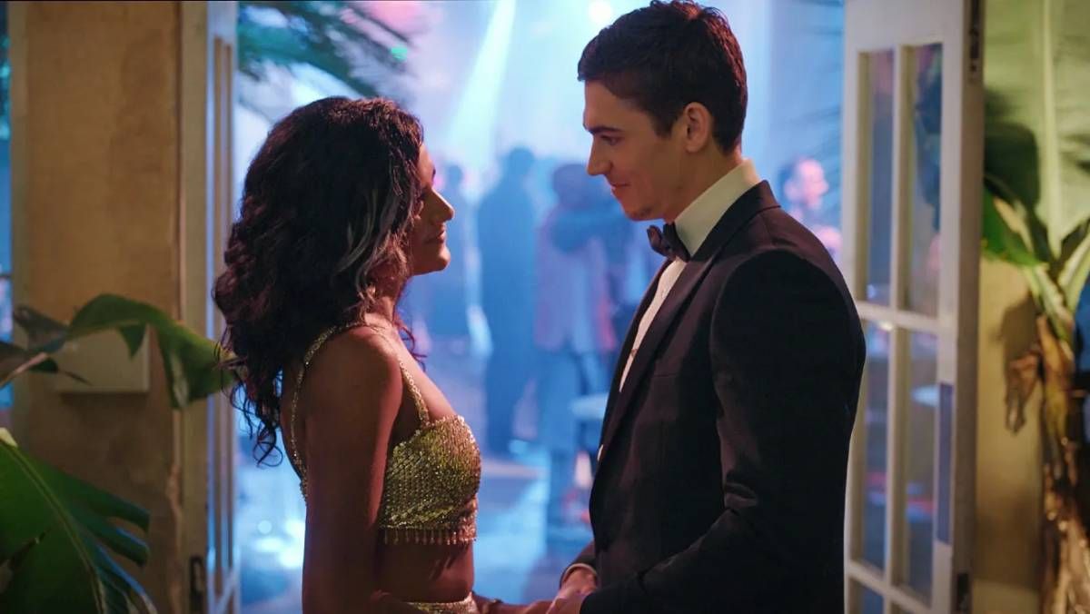 Confira a crítica do filme "Queimando o Filme", comédia romântica britânica de 2025 disponível para assistir no Prime Video.