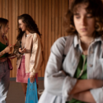 Além de ‘Adolescência’ 12 filmes e séries que debatem sobre bullying