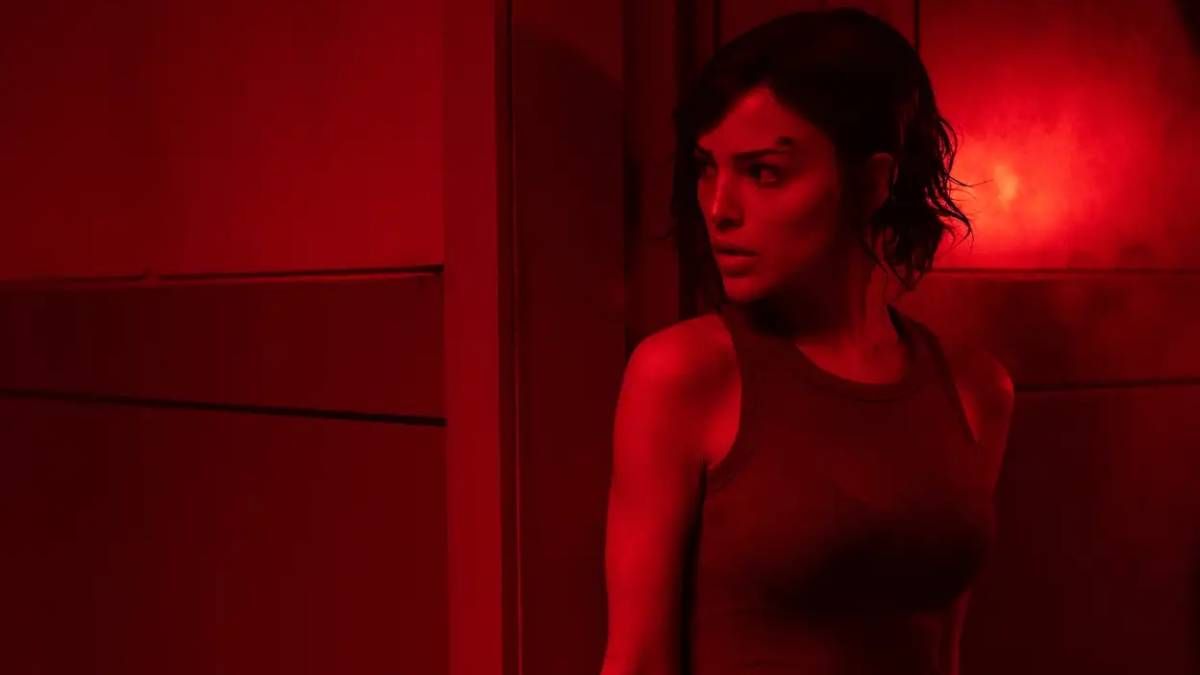 Confira a crítica do filme "Ash: Planeta Parasita", terror de ficção científica de 2025 disponível para assistir no Prime Video