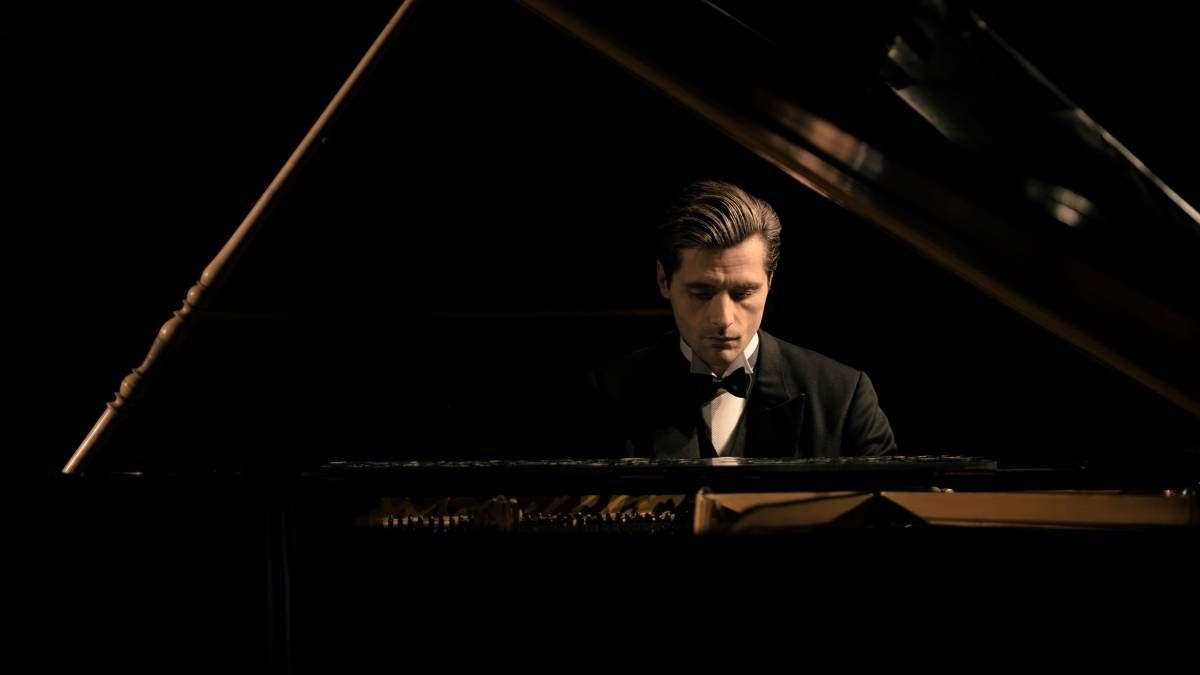 Confira a crítica do filme "Bolero - A Melodia Eterna", drama biográfico de 2025 disponível para assistir nos cinemas.