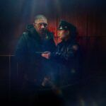 Confira a crítica de "Caos e Destruição", filme de ação com Tom Hardy de 2025 disponível para assistir na Netflix.