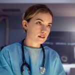 Confira a crítica da série "Pulso", drama médico de 2025 com Willa Fitzgerald disponível para assistir na Netflix