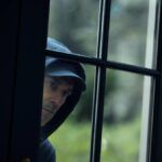 Confira a crítica da série "Seus Amigos e Vizinhos", drama de 2025 com Jon Hamm disponível para assistir no Apple TV+.