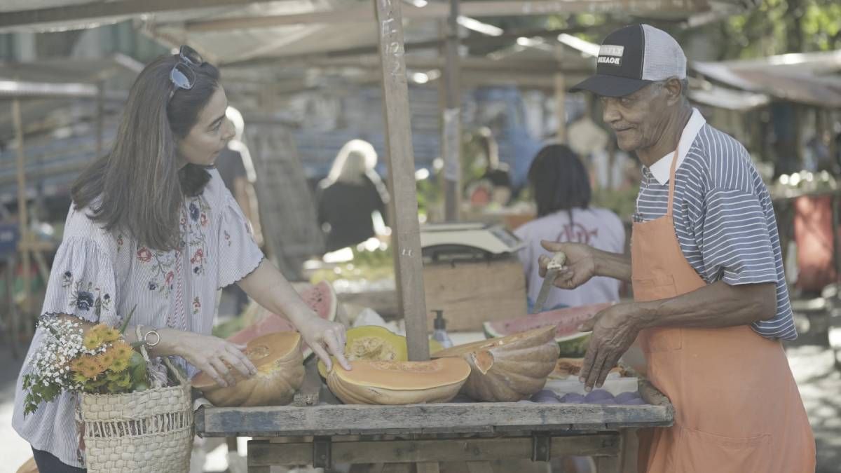 Confira a crítica do filme "Todo Dia é Dia de Feira", documentário brasileiro que estreou em 3 de abril de 2025 nos cinemas