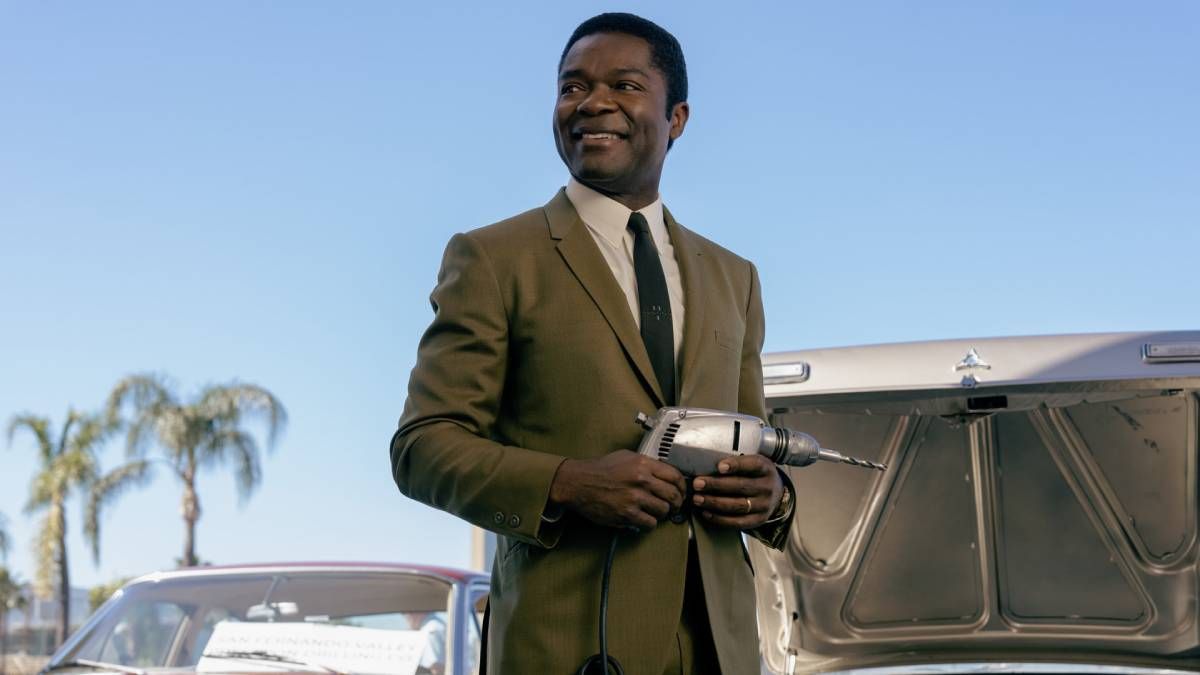 Confira a crítica da série "Vidas Processadas", comédia dramática de 2025 disponível para assistir no Apple TV+.