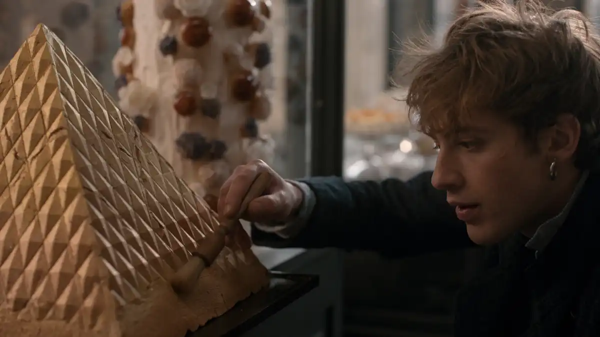 Confira a crítica da série "Carême - O Rebelde da Culinária", comédia dramática de 2025 disponível para assistir na Apple TV+.