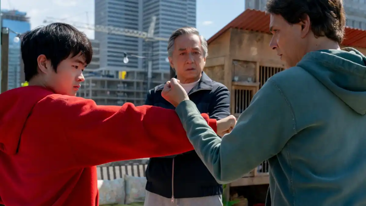 Confira a crítica de "Karatê Kid: Lendas", filme de 2025 com Jackie Chan e Ralph Macchio, disponível para assistir nos cinemas.