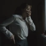 Confira a crítica do filme "Longlegs - Vínculo Mortal", suspense de 2024 disponível para assistir no Prime Video.