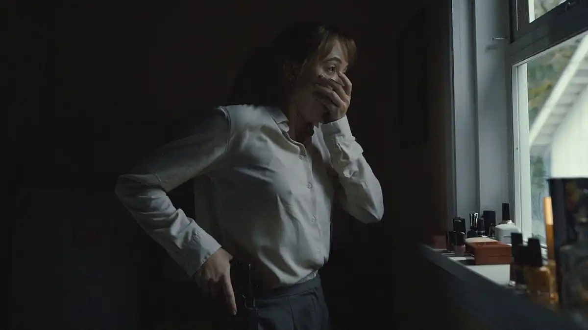 Confira a crítica do filme "Longlegs - Vínculo Mortal", suspense de 2024 disponível para assistir no Prime Video.