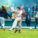 Confira a crítica da série "Pais em Campo", comédia holandesa de 2025 disponível para assistir na Netflix.