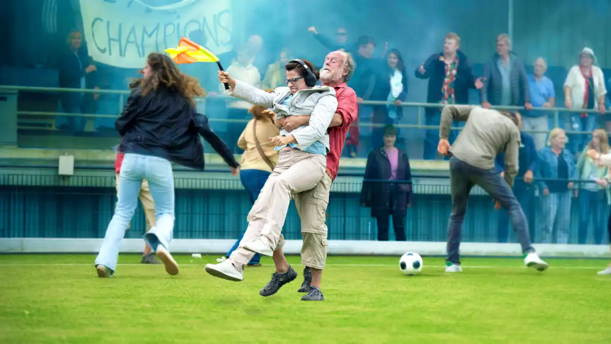 Confira a crítica da série "Pais em Campo", comédia holandesa de 2025 disponível para assistir na Netflix.