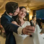 Confira a crítica do filme "O Jogo da Viúva", suspense policial espanhol de 2025 disponível para assinantes da Netflix.