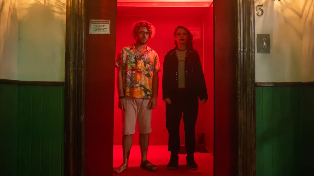 Confira a crítica do filme "Prédio Vazio", terror brasileiro de Rodrigo Aragão que estreou em 12 de junho de 2025 nos cinemas