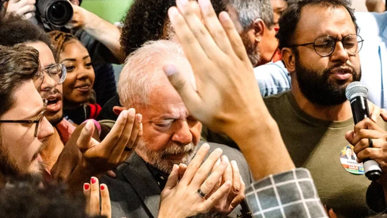 Crítica do documentário 'Apocalipse nos Trópicos', filme da Netflix - Flixlândia