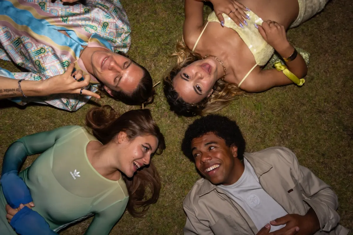 Cena da série Jovens Milionários, da Netflix (2025) - Flixlândia