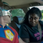 Cena da temporada 2 da série Pacificador, da HBO Max (2025) - Flixlândia