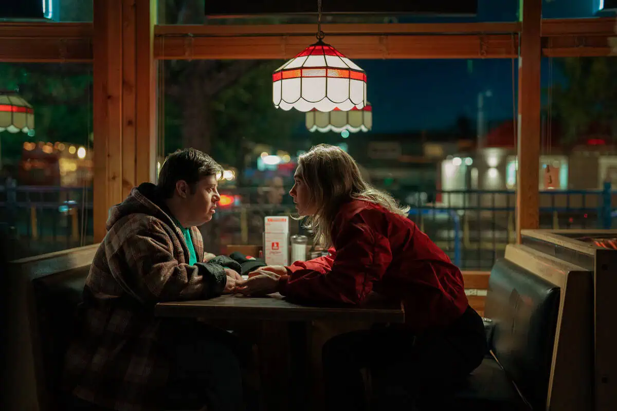 Cena do filme A Noite Sempre Chega, da Netflix (2025) - Flixlândia