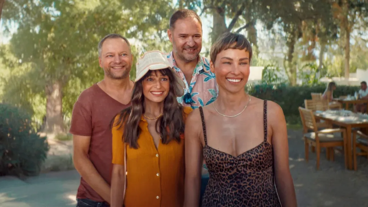 Cena do filme Planeta dos Solteiros - Aventura na Grécia, da Netflix (2025) - Flixlândia (1)