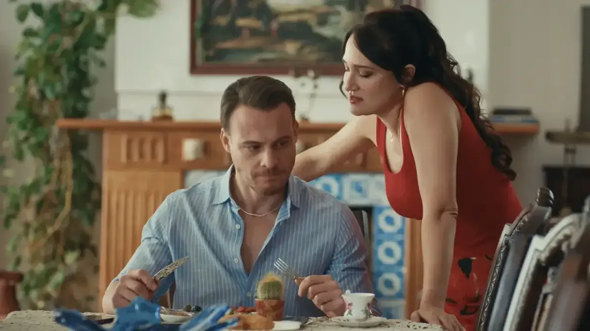 Cena da série Platônico - Hotel Lua Azul, da Netflix - Flixlândia (1)