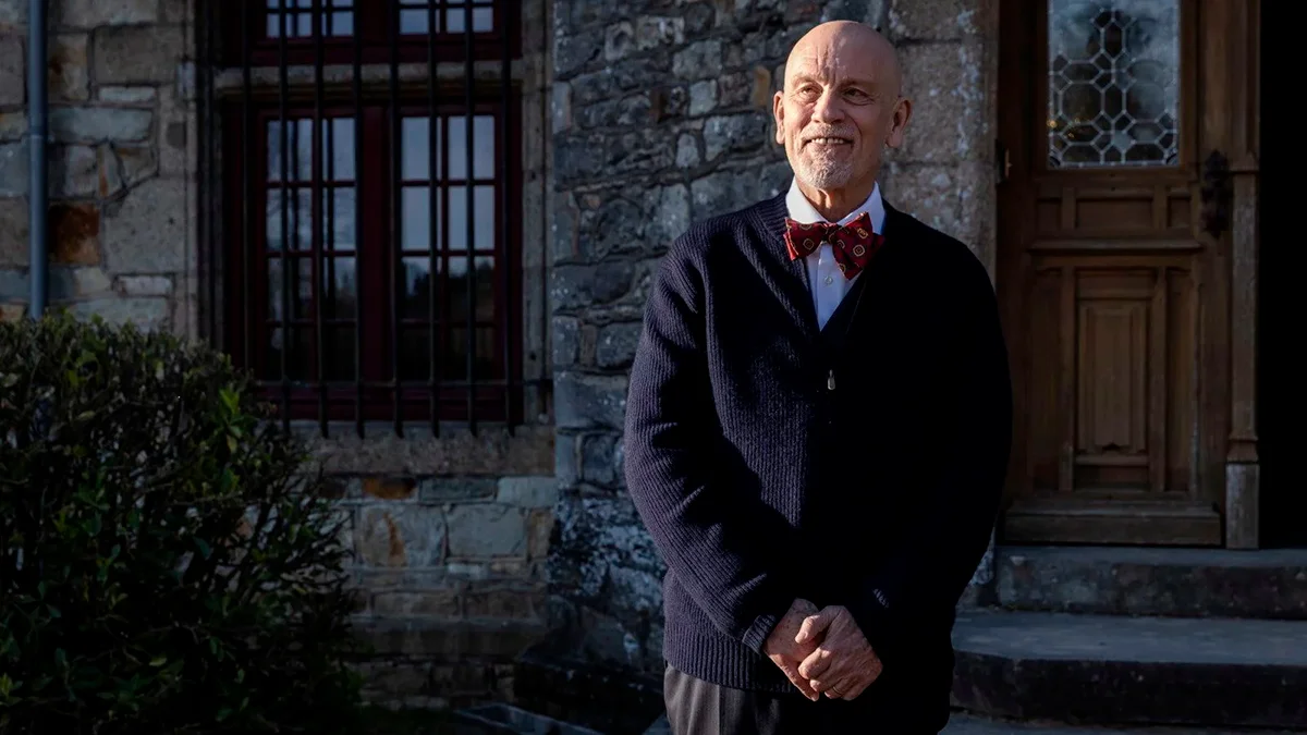 Cena do filme Sr. Blake, ao Seu Dispor (2023) - Flixlândia