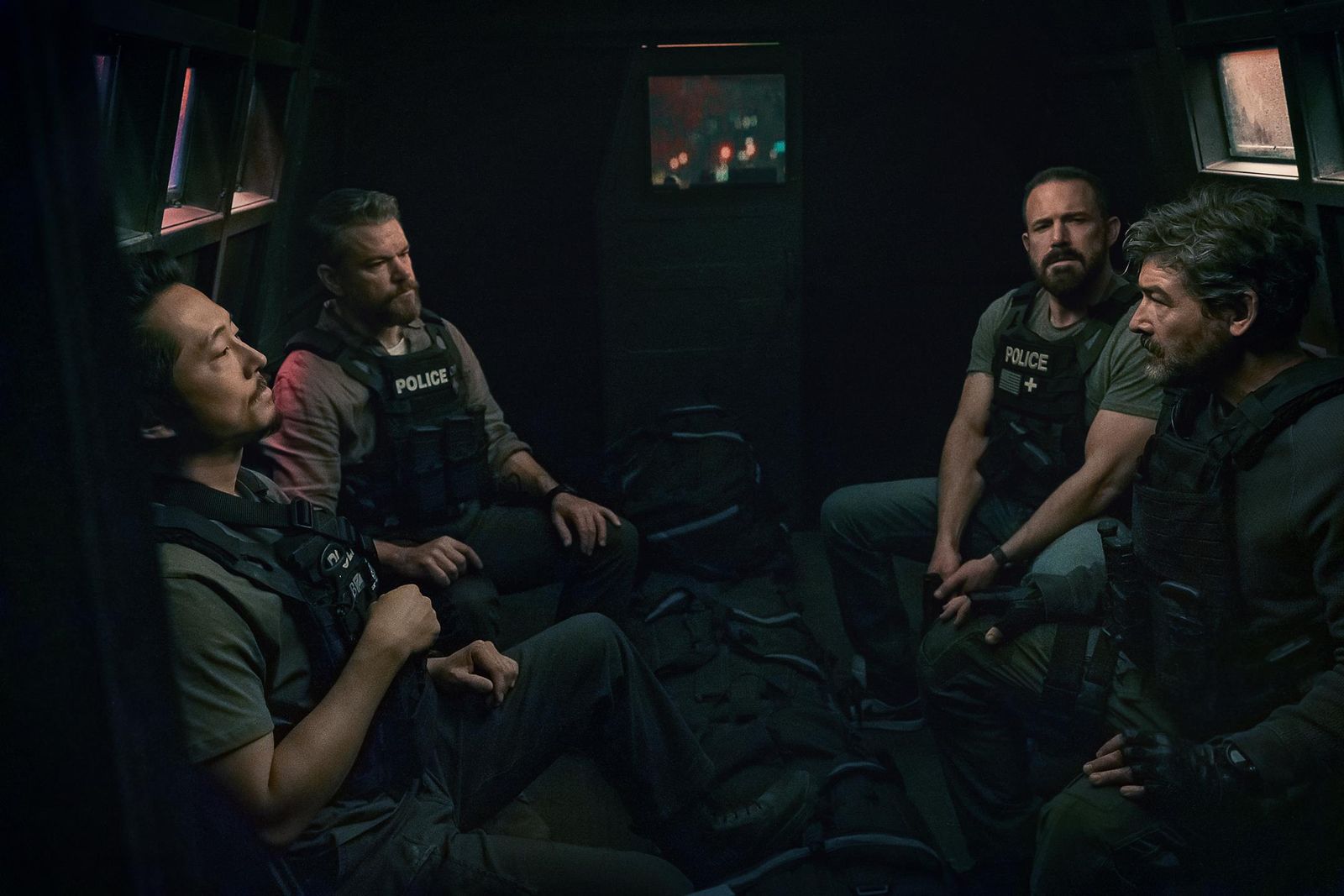 Netflix divulga as primeiras imagens de Dinheiro Suspeito, novo filme com Ben Affleck e Matt Damon